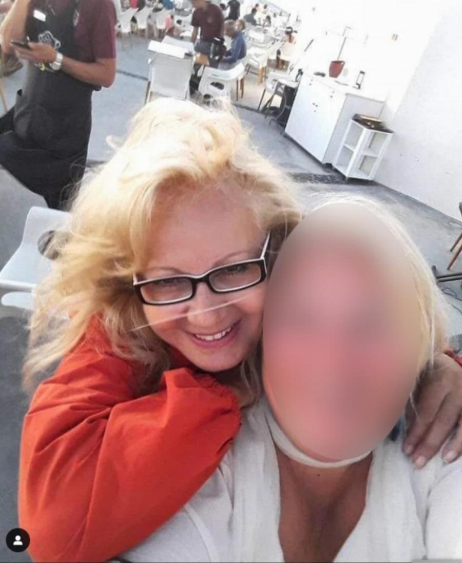 Δυσκολευτήκαμε να την αναγνωρίσουμε: Η Αγγελική Νικολούλη άβαφη, με ατημέλητα μαλλιά και χωρίς κοστούμι στις διακοπές της