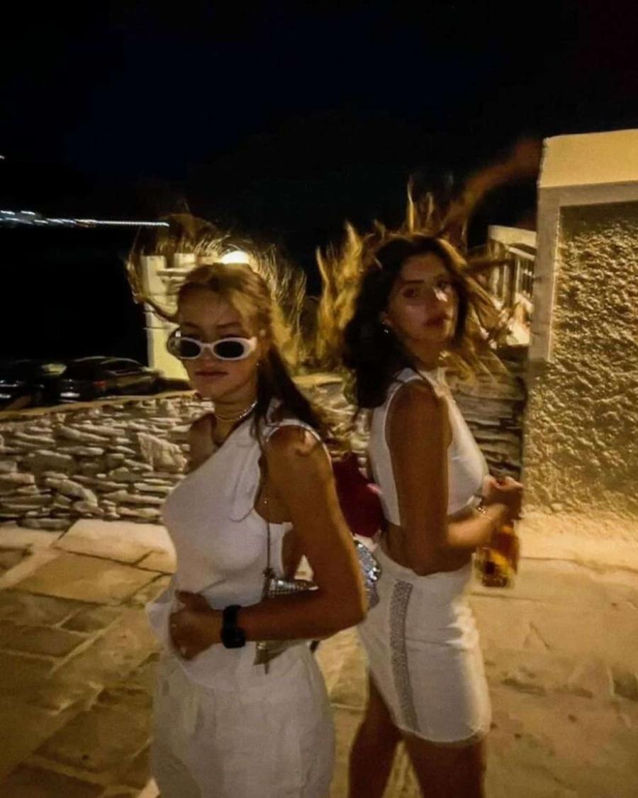 Πάρτι δίχως αύριο για την Γαία Μερκούρη: Το σχόλιο του Άγγελου Λάτσιου στις φωτογραφίες από τις διακοπές με τους φίλους της