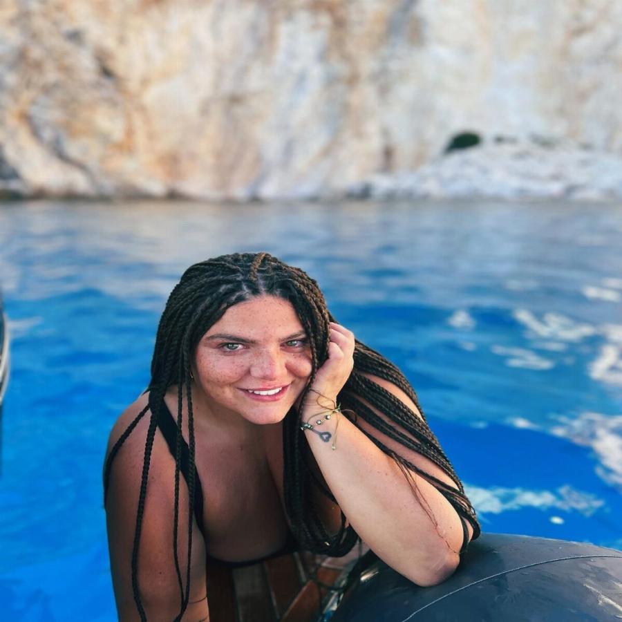 Εντυπωσιάζει με τα κάλλη της: Η Δανάη Μπάρκα χαμογελάει στη κάμερα και κρύβει το κορμί της με ένα καπέλο