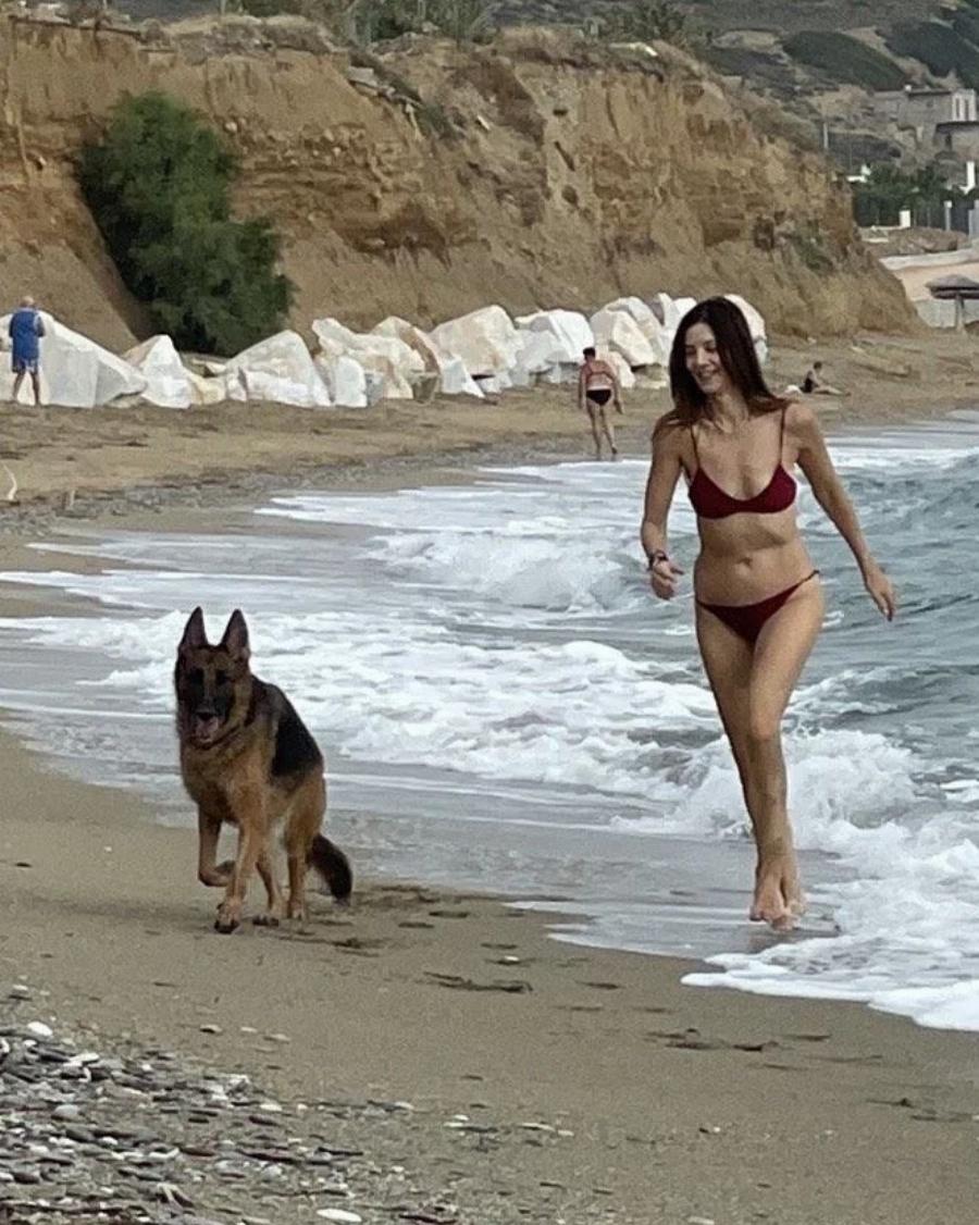 Η Κατερίνα Λέχου με κορμάρα στα 54 της: Ανέβασε φωτογραφία με μπικίνι χωρίς ίχνος ρετούς και μας δείχνει γιατί παραμένει μία από τις ωραιότερες Ελληνίδες