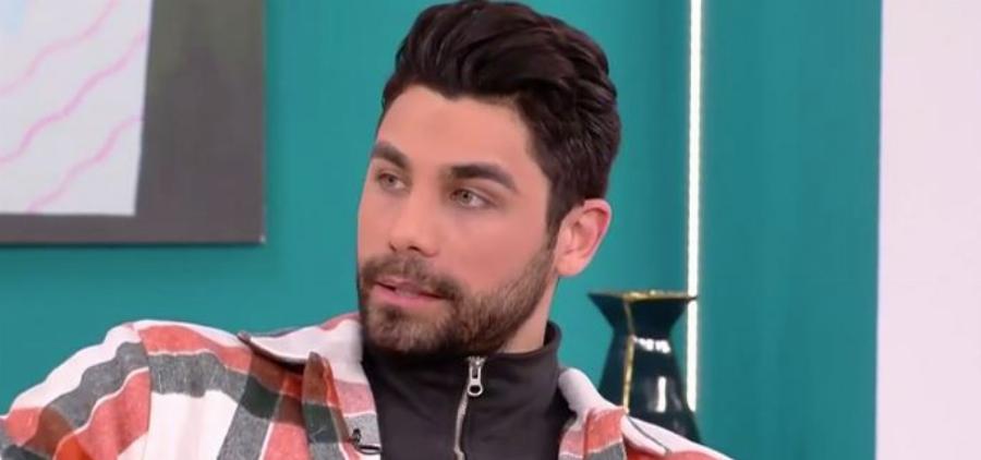 Εντυπωσιάζει με τα κάλλη της: Η Δανάη Μπάρκα χαμογελάει στη κάμερα και κρύβει το κορμί της με ένα καπέλο