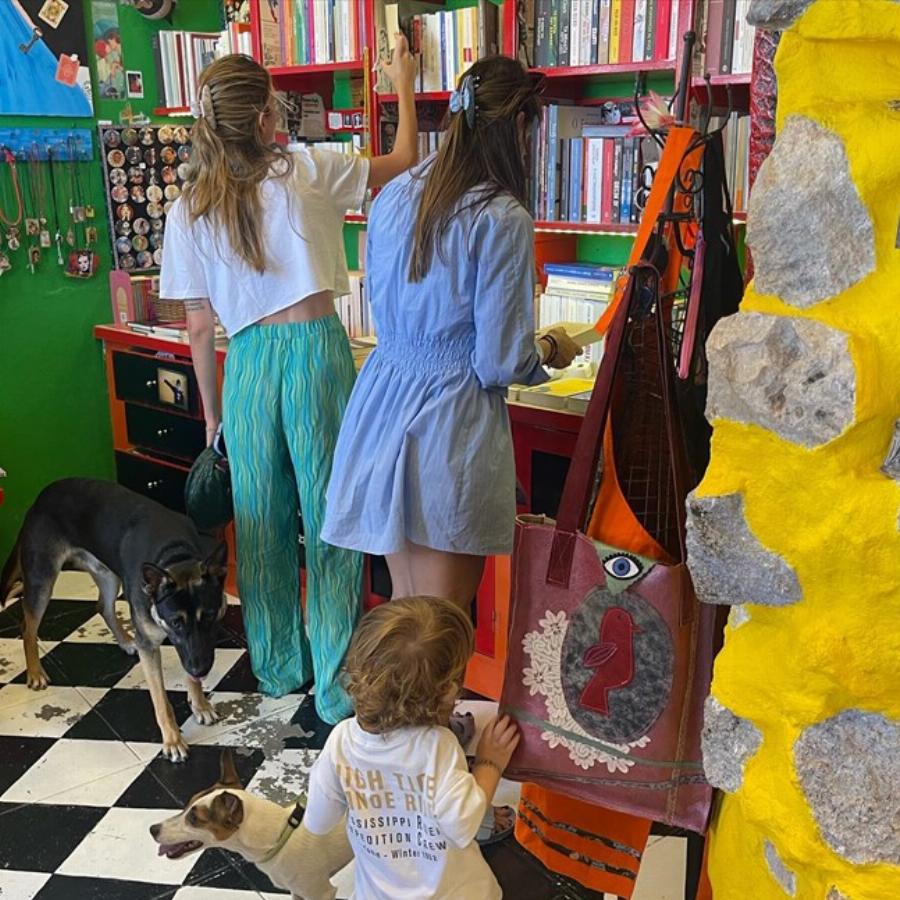 Μια μάτια στο εντυπωσιακό εξοχικό της Τζένης Μπαλατσινού στην Πάτμο: Τα πιάτα, οι κανάτες και το απέραντο γαλάζιο