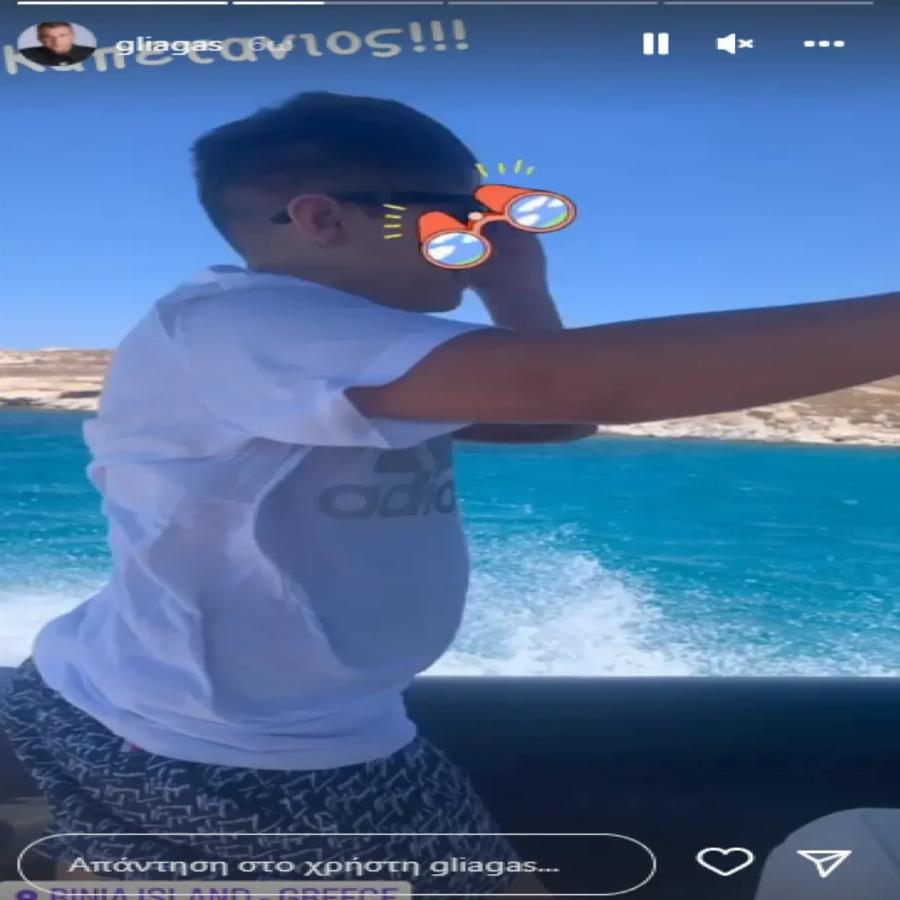 Βόλτες με το φουσκωτό και μακροβούτια: Ο Γιώργος Λιάγκας έκανε κατακόρυφο μέσα στη θάλασσα