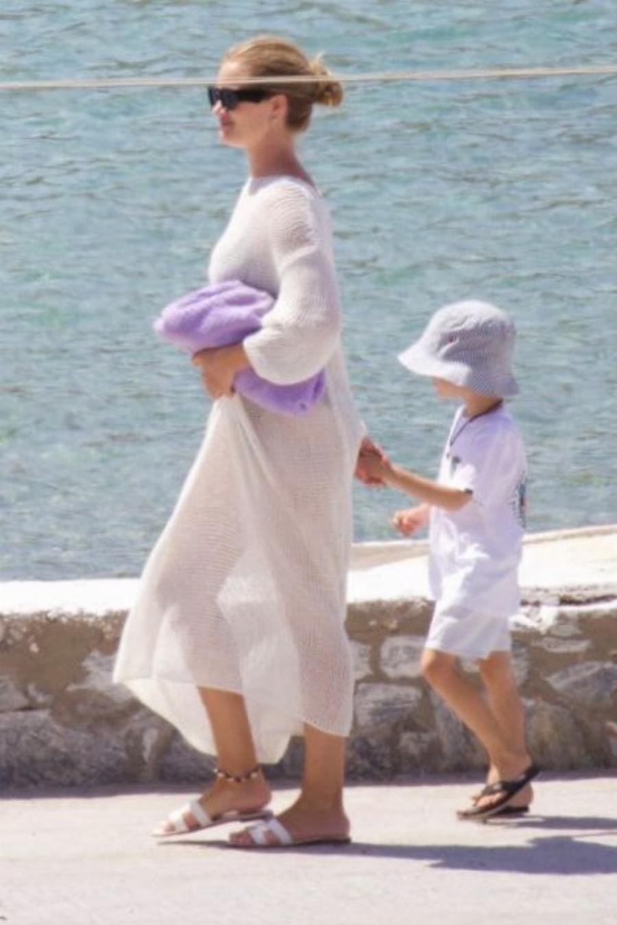 Ο Τζέισον Στέιθαμ στην Ελλάδα: Απολαμβάνει τις διακοπές του στα νησιά μαζί με την οικογένειά του