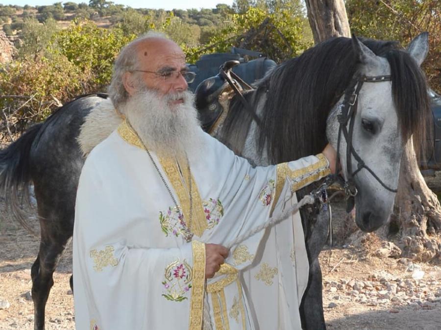Ένας ιερέας διαφορετικός από τους άλλους στην Λέσβο: Κουβαλάει στα χέρια μια σκυλίτσα που έχει πρόβλημα με τη μέση της