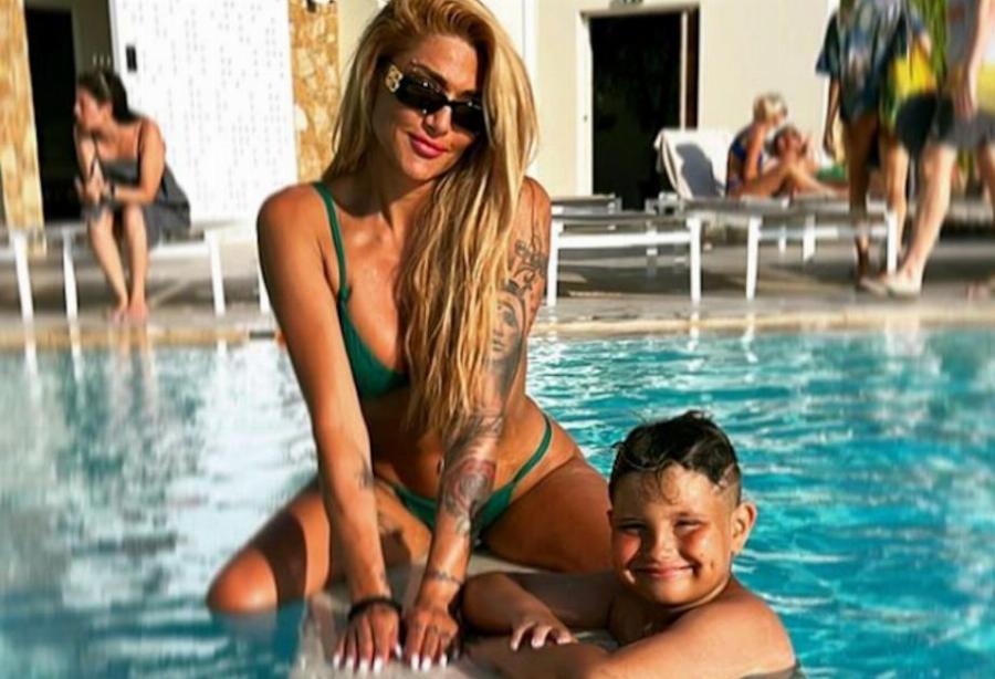 Ηλιοκαμένη, με νέα χείλη, παρέα με τον γιο της: Την Αγγελική Ηλιάδη σήμερα δε θα τη αναγνώριζε ούτε ο Γκέντσογλου