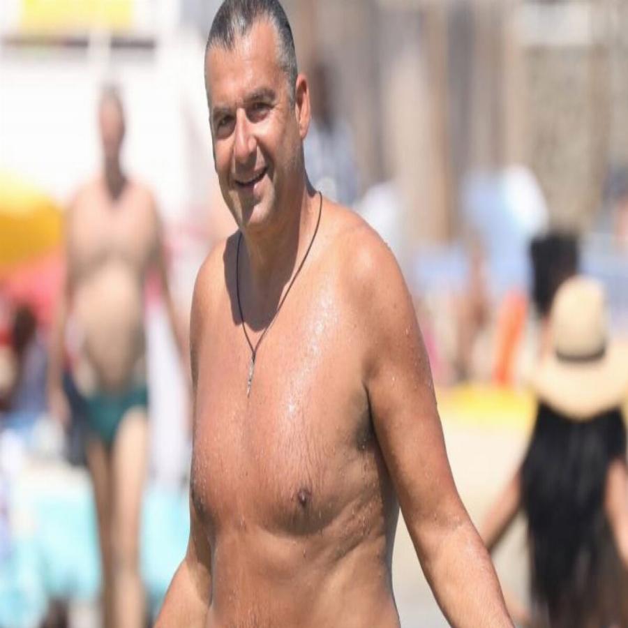 Βόλτες με το φουσκωτό και μακροβούτια: Ο Γιώργος Λιάγκας έκανε κατακόρυφο μέσα στη θάλασσα