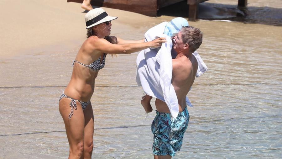 Προστατευτική και γλυκιά μανούλα η Μαριέττα Χρουσαλά: Ο φακός την έπιασε στη παραλία παίζοντας στην άμμο με τα παιδάκια της