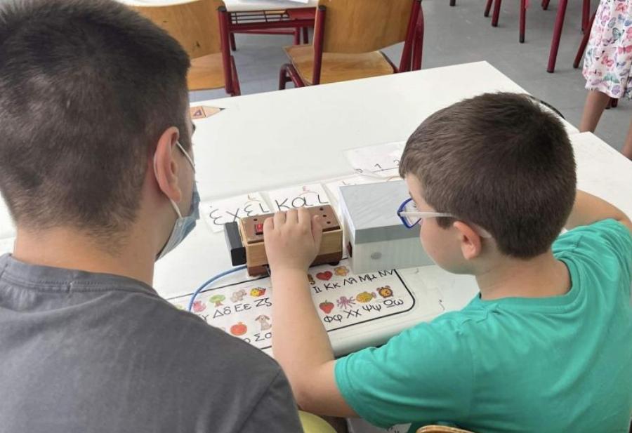 Χίλια μπράβο στα παιδιά: Μαθητές από την Πάτρα έφτιαξαν ειδική συσκευή που βοηθάει τυφλά παιδιά στο σχολείο