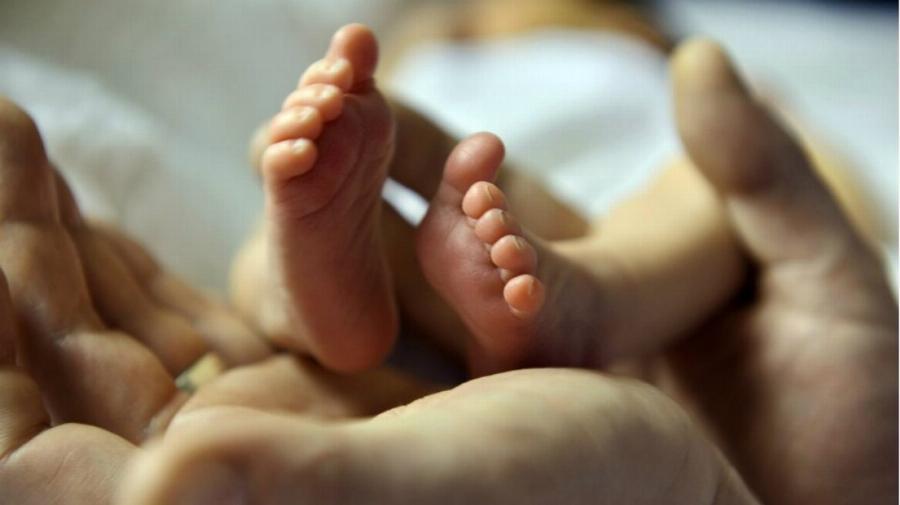 «Η ιστορία της κυρα Λένης»: «Πήρα κρυφά το μωρό που πέταξε γιατρός στα σκουπίδια. Σήμερα αuτό το παιδί με φροντίζει»