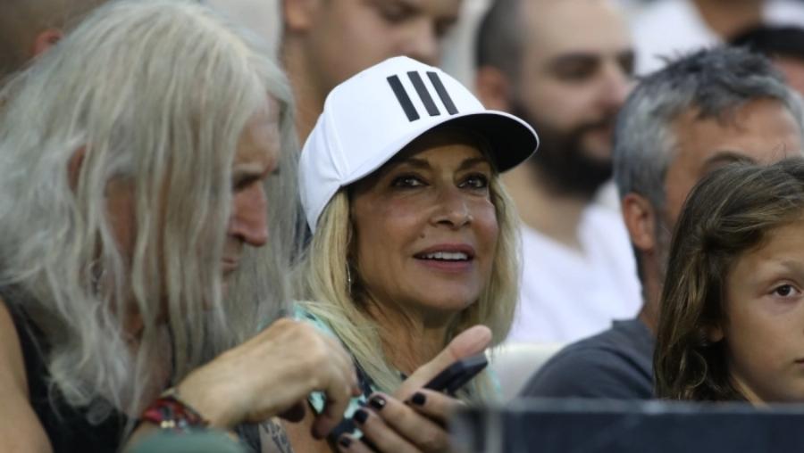 Τρέλανε τον γυναικείο πληθυσμό ο Νίκος Καρβέλας: H εμφάνιση του σε αγώνα του Παναθηναϊκού