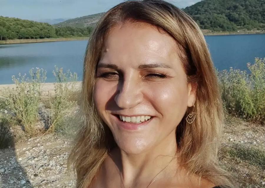 Στα 55 της χωρίς ίχνος ρυτίδας: Η Μπέσσυ Μάλφα αμακιγιάριστη και με φυσική ομορφιά, τις «έσβησε» όλες