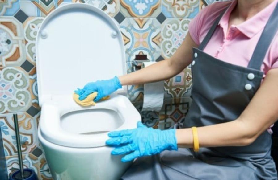 Η συμβουλή της γιαγιάς για τον τέλειο καθαρισμό της λεκάνης: Αυτός είναι ο τρόπος για να λάμπει η τουαλέτα σας