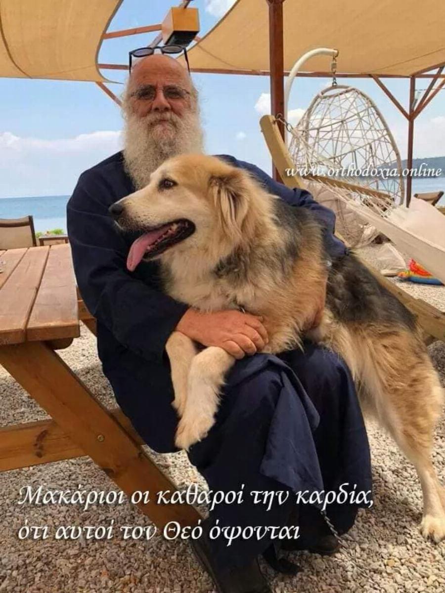 Ένας ιερέας διαφορετικός από τους άλλους στην Λέσβο: Κουβαλάει στα χέρια μια σκυλίτσα που έχει πρόβλημα με τη μέση της