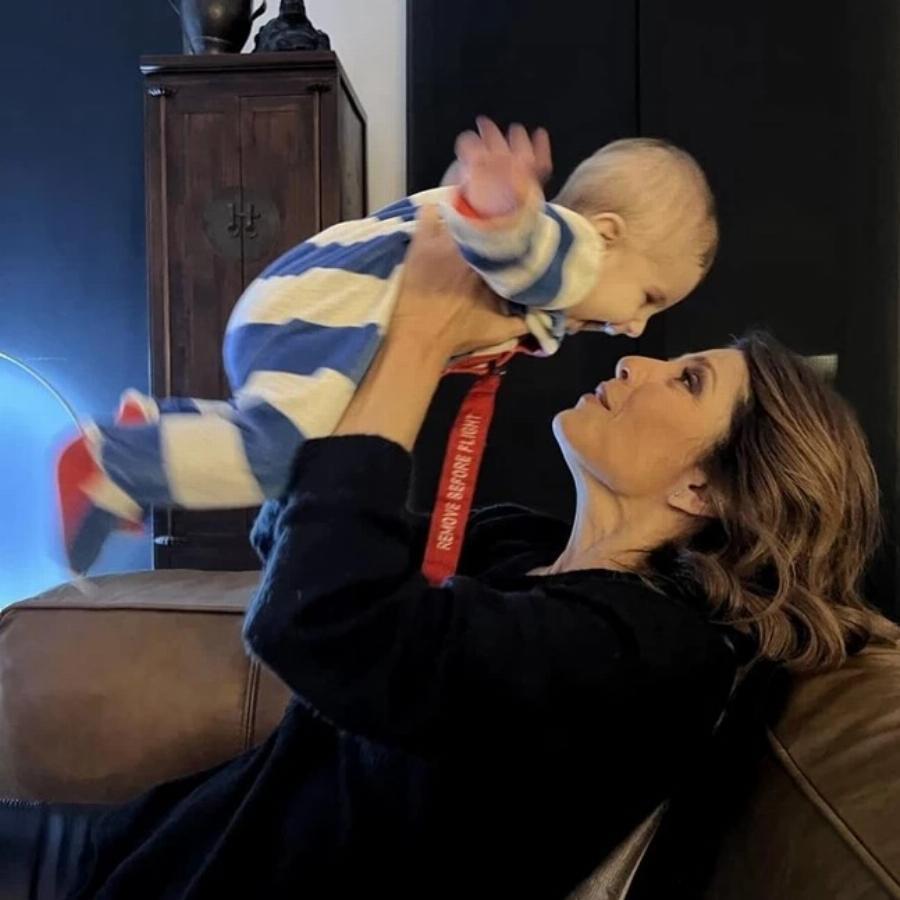 «Λιώνει» με τον εγγονό της η Πόπη Τσαπανίδου:  Ξετρελαμένη τον κρατά στην αγκαλιά της