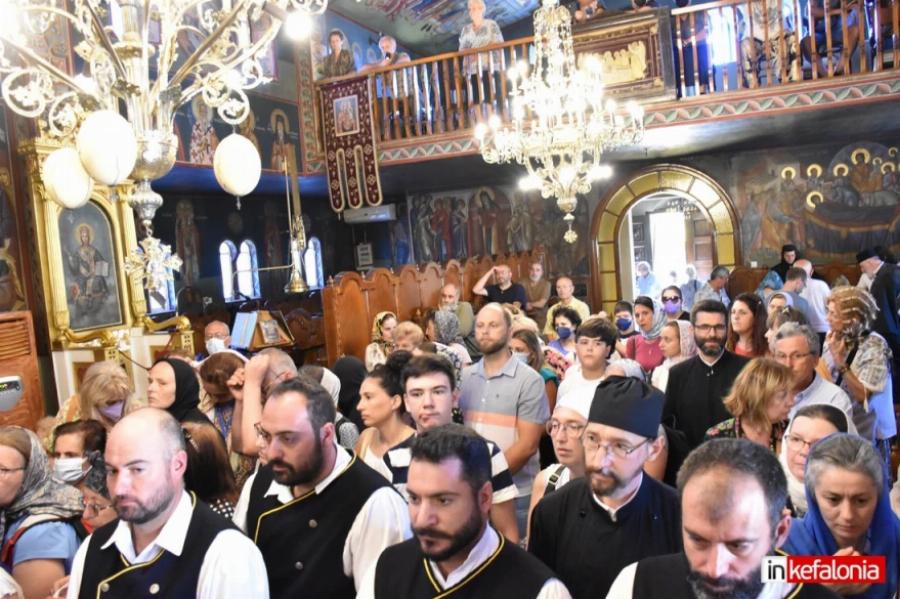 Κεφαλονιά: Μεγάλο πλήθος από πιστούς στη μεταφορά του σκηνώματος του Αγίου Γερασίμου