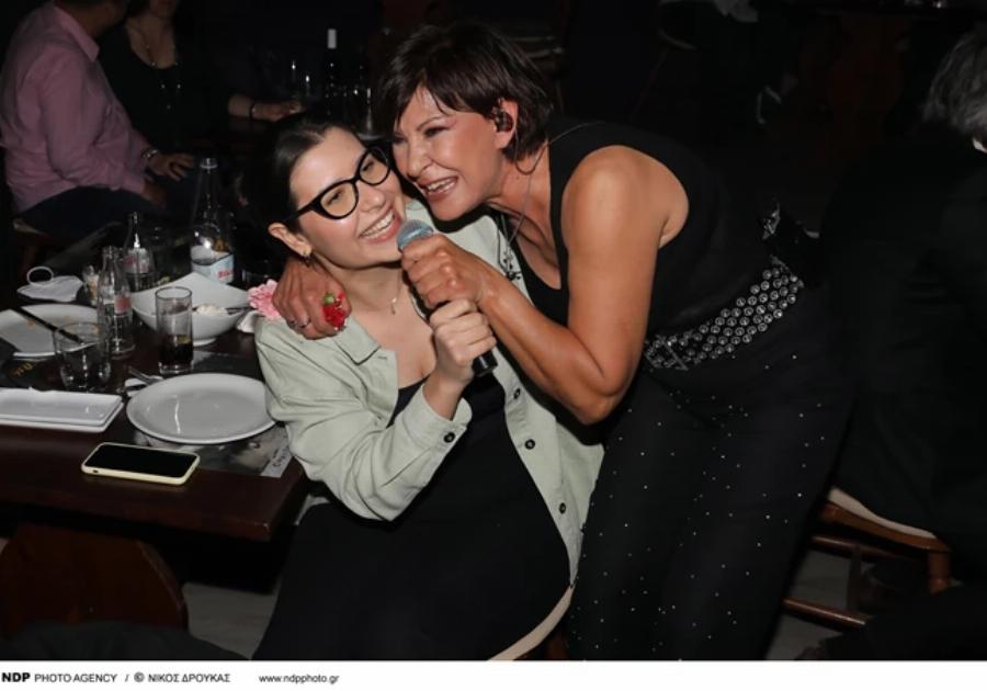 Κωνσταντίνα: Ποζάρει αγκαλιά με την κόρη της Χριστίνα Δουκάκη η οποία βρίσκεται συνέχεια στο πλευρό της