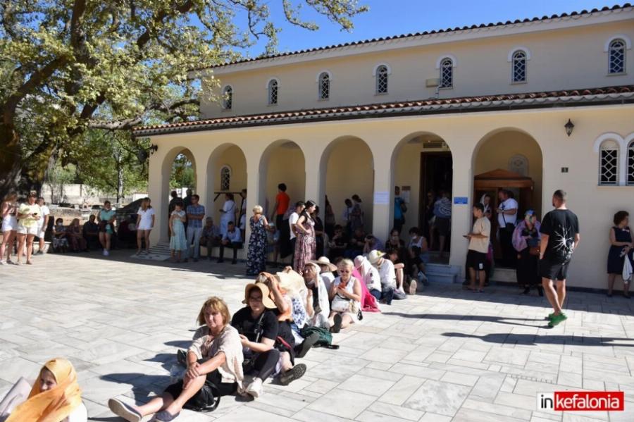 Κεφαλονιά: Μεγάλο πλήθος από πιστούς στη μεταφορά του σκηνώματος του Αγίου Γερασίμου