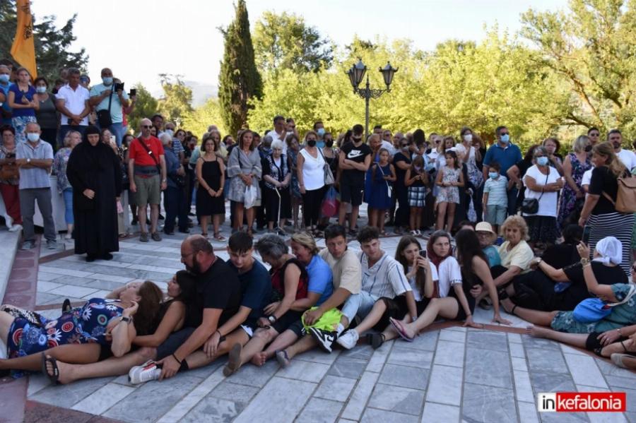 Κεφαλονιά: Μεγάλο πλήθος από πιστούς στη μεταφορά του σκηνώματος του Αγίου Γερασίμου