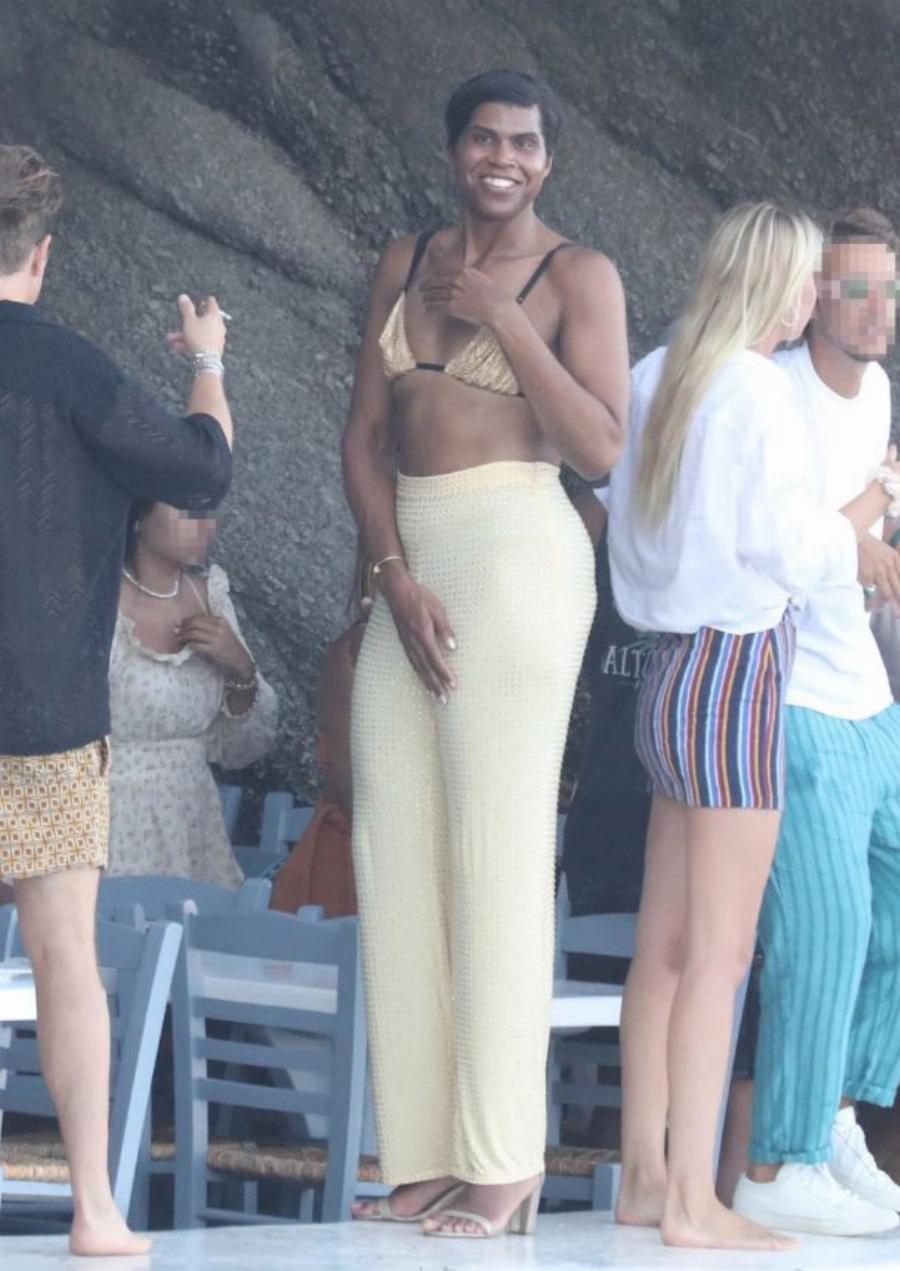 Απολαμβάνει τις καλοκαιρινές διακοπές του στην Μύκονο και εντυπωσιάζει: Ο 30χρονος γιος του Μάτζικ Τζόνσον τρέλανε με την εμφάνιση του