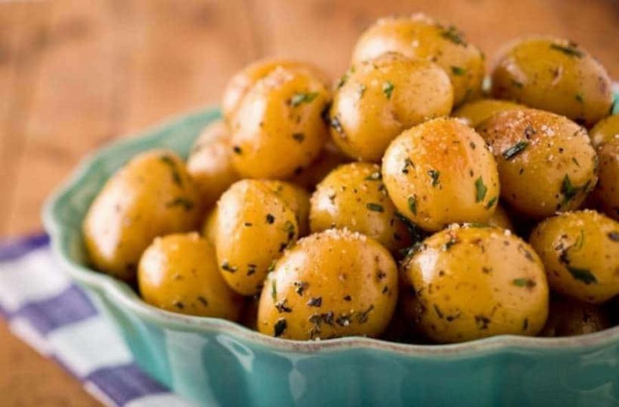 Για καλοφαγάδες: Πατάτες φούρνου με σκόρδο και δεντρολίβανο που γίνονται σαν λουκούμι