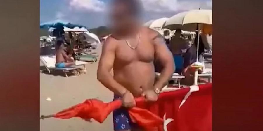 Αλβανία: 48χρονος κατέβασε την τουρκική σημαία σε παραλία στο Δυρράχιο και την πέταξε στη θάλασσα