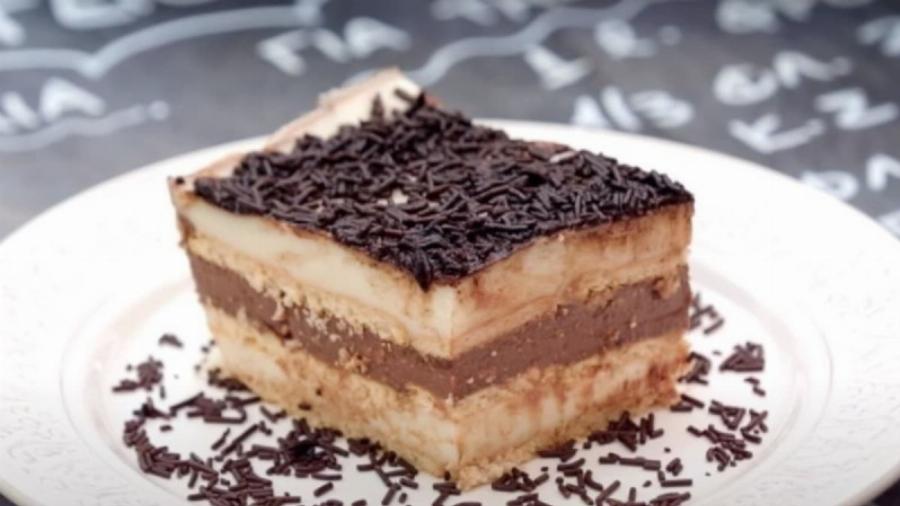 Το μυστικό της Αργυρώς κρύβεται στη κρέμα: Αφράτο γλυκό ψυγείου με κόστος λιγότερο από 5 ευρώ