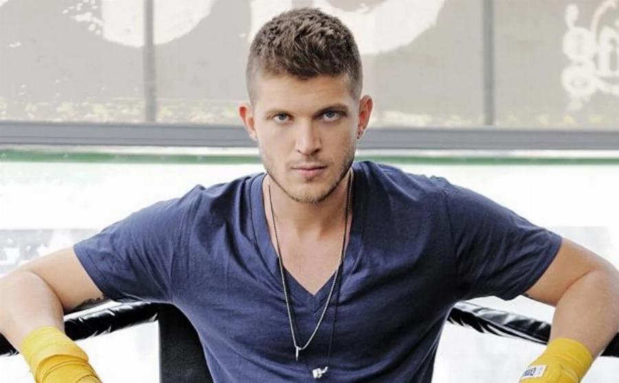 Έβαψε το μαλλί του, και φαίνεται 10 χρόνια πιο νέος: Έφυγε στην Ισλανδία και έγινε αγνώριστος ο Σπύρος Σούλης