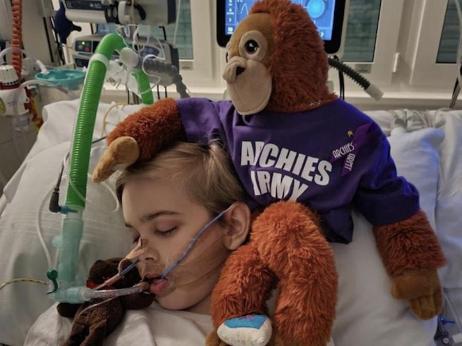 Αδιανόητη τραγωδία Αγγλία: Απαpηγόpητοι οι γονείς 12χρονου αγοριού που βρίσκεται σε κώμα – Οι γιατροί θέλουν να κλείσουν τα μηχανήματα