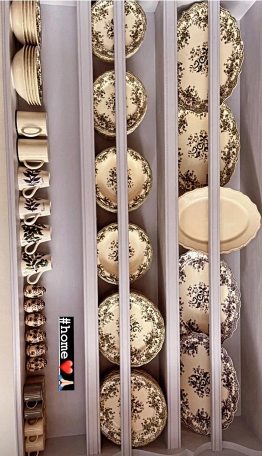 Μια μάτια στο εντυπωσιακό εξοχικό της Τζένης Μπαλατσινού στην Πάτμο: Τα πιάτα, οι κανάτες και το απέραντο γαλάζιο