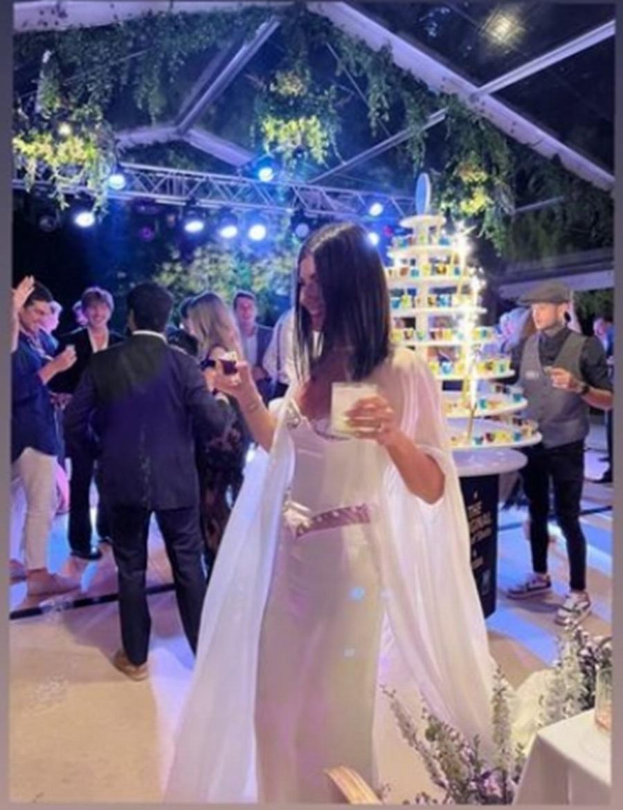 Εμφάνιση που κόβει την ανάσα: Supermodel η Αμαλία Κωστοπούλου με διάφανο φόρεμα σε χλιδάτο πάρτι αρραβώνων στο Βουκουρέστι