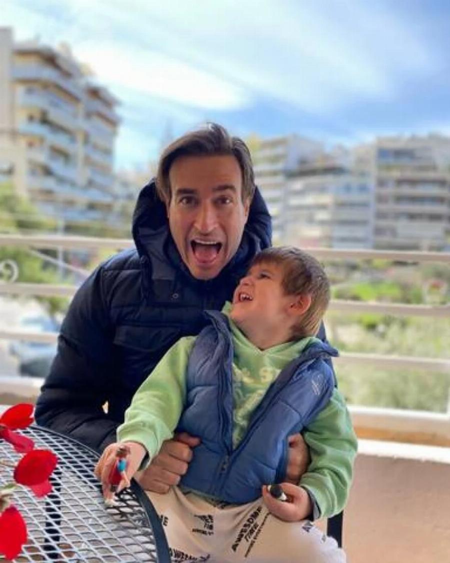 Χαρές και γλέντια στην οικογένεια του Θοδωρή Αθερίδη και της Σμαράγδας Καρύδη: Ανακοινώθηκε ο γάμος