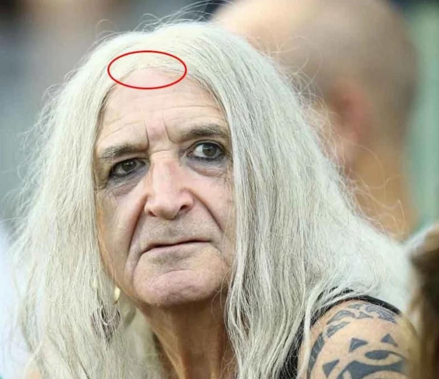 Η αλλαγή στην εμφάνιση του Νίκου Καρβέλα που ελάχιστοι εντόπισαν: Έχασε τα μαλλιά του ο τραγουδιστής, με περούκα στη πρόσφατη εμφάνιση του στο γήπεδο