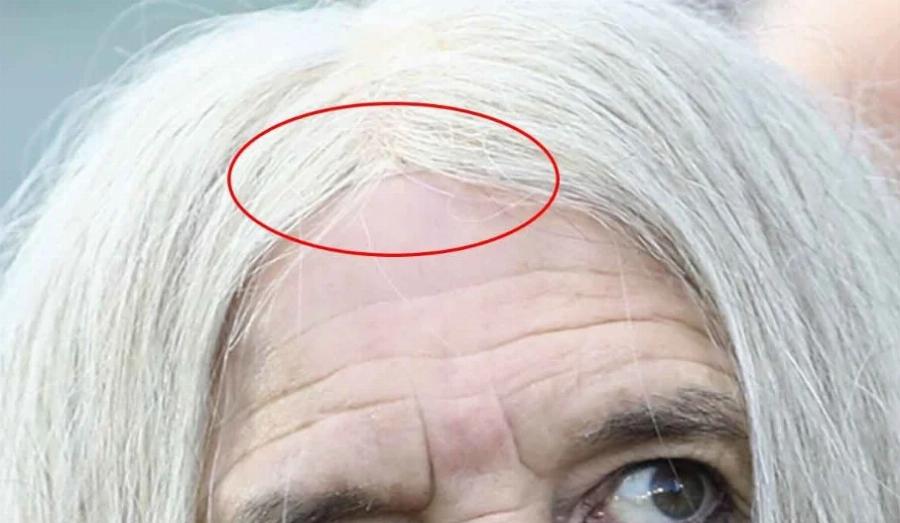 Η αλλαγή στην εμφάνιση του Νίκου Καρβέλα που ελάχιστοι εντόπισαν: Έχασε τα μαλλιά του ο τραγουδιστής, με περούκα στη πρόσφατη εμφάνιση του στο γήπεδο