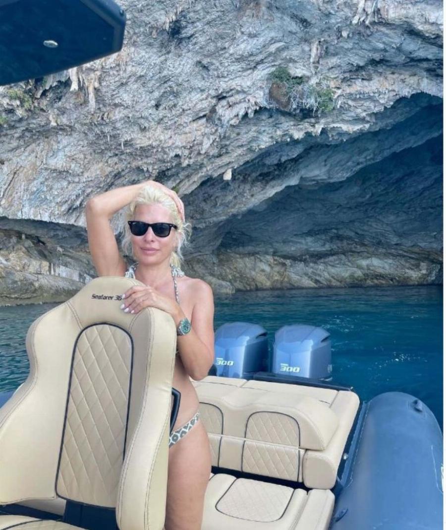 Η Ελένη Μενεγάκη έχει κορμάρα στα 52 της: Οι αρετουσάριστες φωτογραφίες με μαγιό και κυτταρίτιδα που είναι το κάτι άλλο