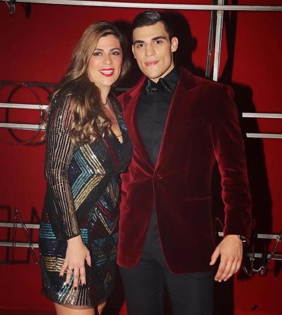 Την βλέπουμε σπάνια και είναι εντυπωσιακή: Η όμορφη σύζυγος του Βαγγέλη Μαρινάκη, Αθανασία