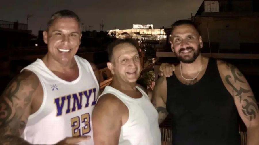 Δείπνο στο «ωραιότερο μνημείο του κόσμου»: Ο Σπύρος Μπιμπίλας θαυμάζει την Ακρόπολη, με παρέα δύο καλούς του φίλους