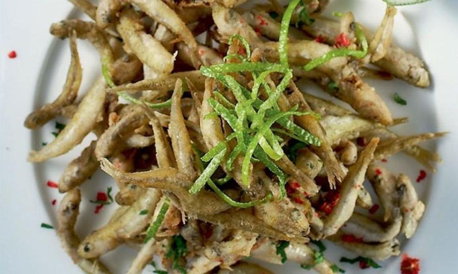 Απίθανος καλοκαιρινός μεζές: Συνταγή για τηγανητά ψαράκια σαβόρο – Μελωμένα και κριτσανιστά