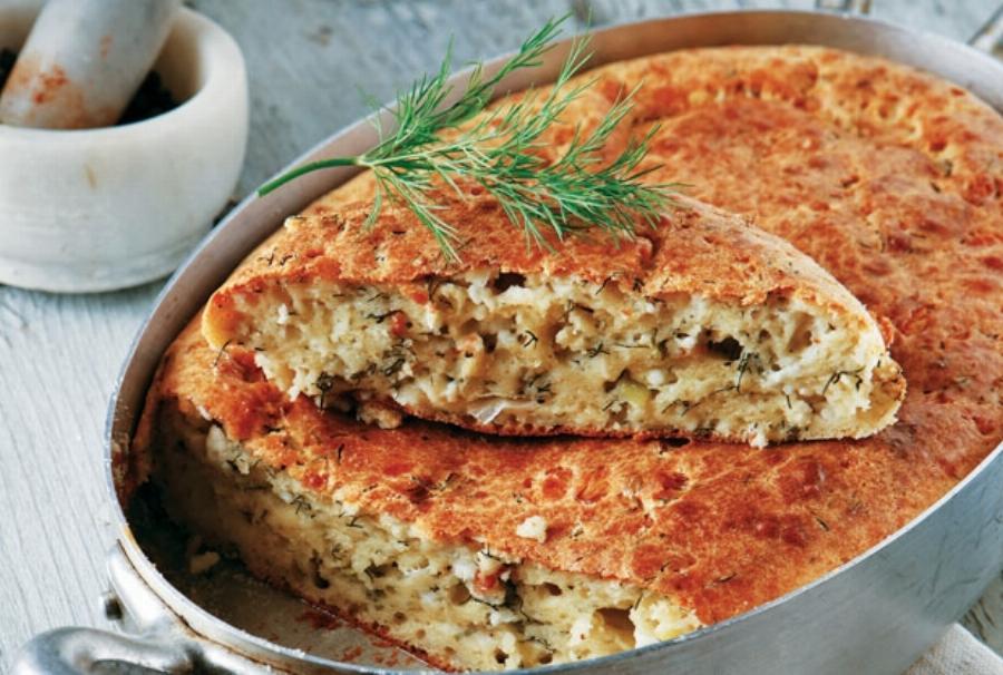 Το μυστικό της Αργυρώς κρύβεται στα μυρωδικά: Η τυρόπιτα του 10λεπτου με γιαούρτι και χωρίς φύλλο