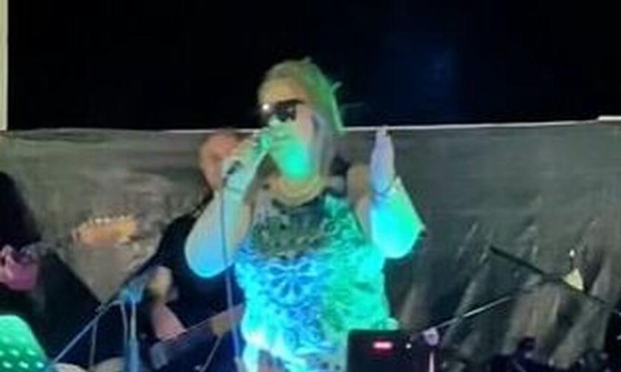 Η Έφη Θώδη βάζει κάτω τους τράπερς: Τραγούδησε το «Μαντάμ» φορώντας τα γυαλιά του Τραννού