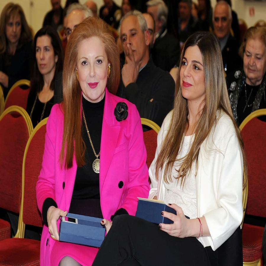 Την βλέπουμε σπάνια και είναι εντυπωσιακή: Η όμορφη σύζυγος του Βαγγέλη Μαρινάκη, Αθανασία