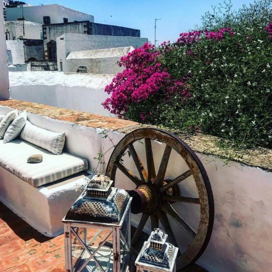 Μια μάτια στο εντυπωσιακό εξοχικό της Τζένης Μπαλατσινού στην Πάτμο: Τα πιάτα, οι κανάτες και το απέραντο γαλάζιο