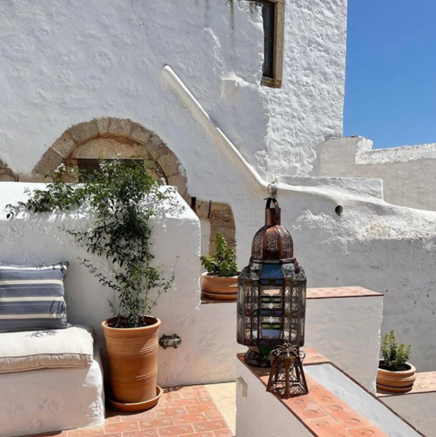 Μια μάτια στο εντυπωσιακό εξοχικό της Τζένης Μπαλατσινού στην Πάτμο: Τα πιάτα, οι κανάτες και το απέραντο γαλάζιο