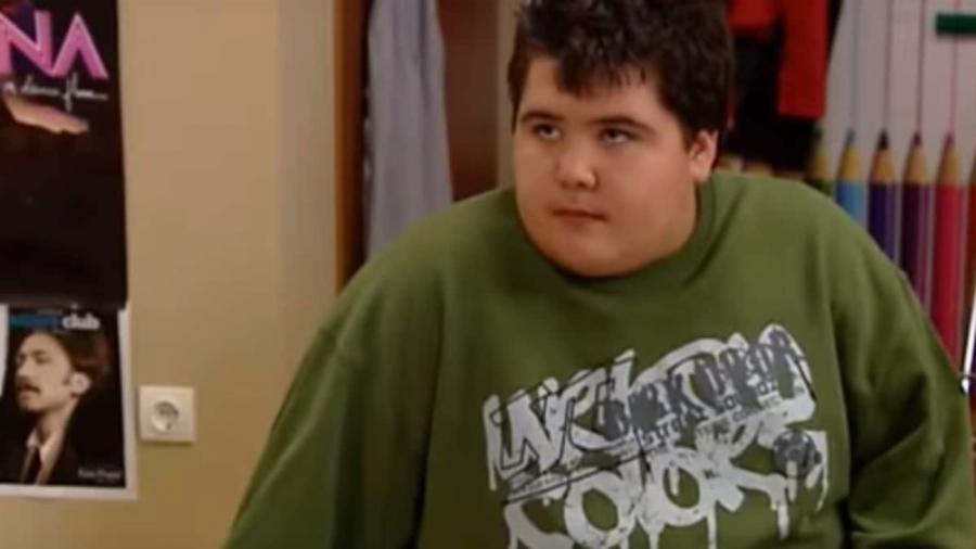 Μεγάλωσε και έχει μείνει μισός: Αγνώριστος ο μικρός Μπαλαφούτης από την «Πολυκατοικία», 11 χρόνια μετά το τέλος της σειράς