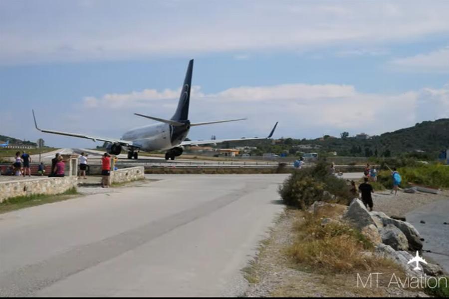 Πέρασε πάνω από το κεφάλι τους: Τρομακτική προσγείωση αεροπλάνου στη Σκιάθο όταν πέρασε ξυστά πάνω από ανθρώπους