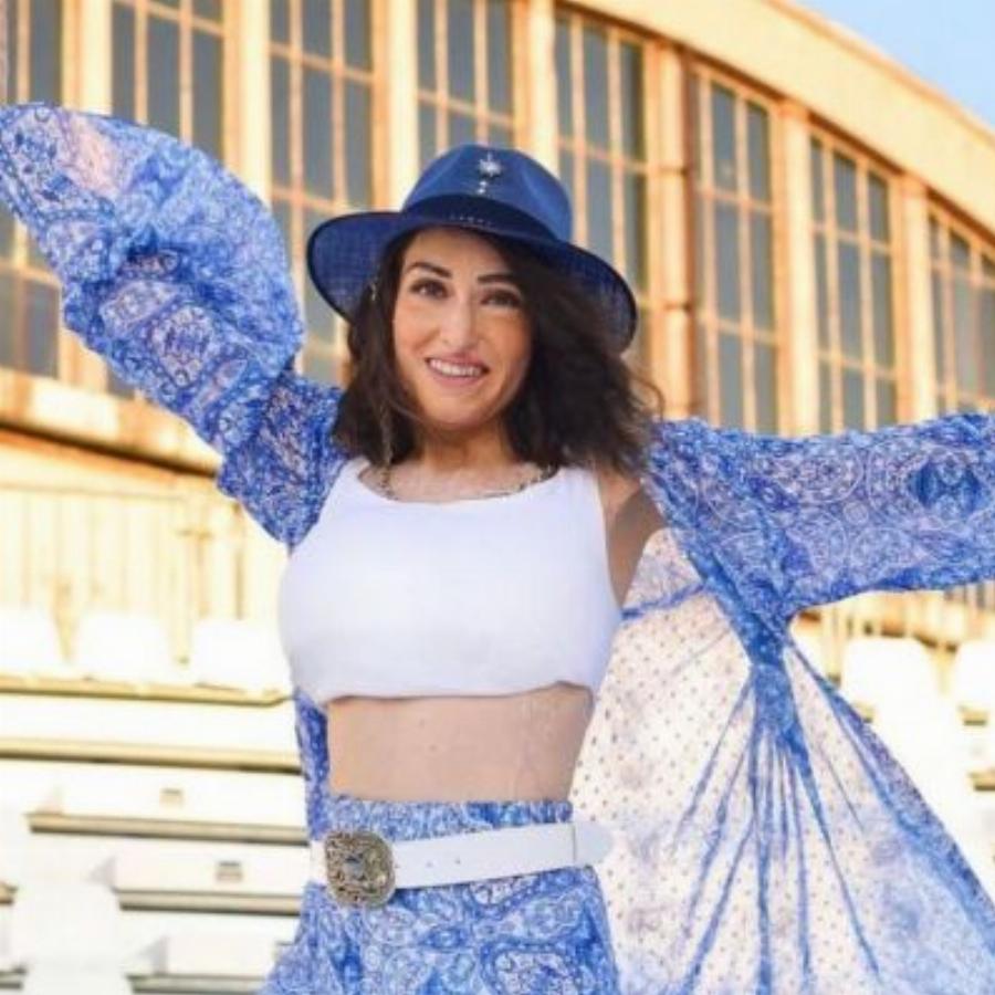 Κούκλα και πιο λαμπερή από ποτέ: Η Ιωάννα Παλιοσπύρου στην παραλία με εντυπωσιακό ψάθινο καπέλο και λαμπερό χαμόγελο