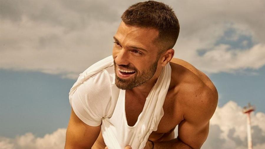 Ρομαντική βραδιά για τον Κωνσταντίνο Αργυρό: Έμεινε με παρέα την νύχτα στην παραλία περιτριγυρισμένος από φαναράκια και μουσική