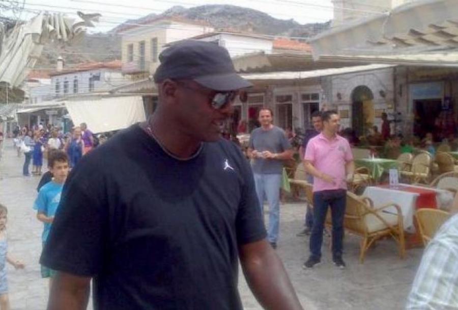 Με ένα υπερπολυτελέστατο σκάφος: Στη Χαλκιδική για διακοπές ο θρυλικός Μάικλ Τζόρνταν