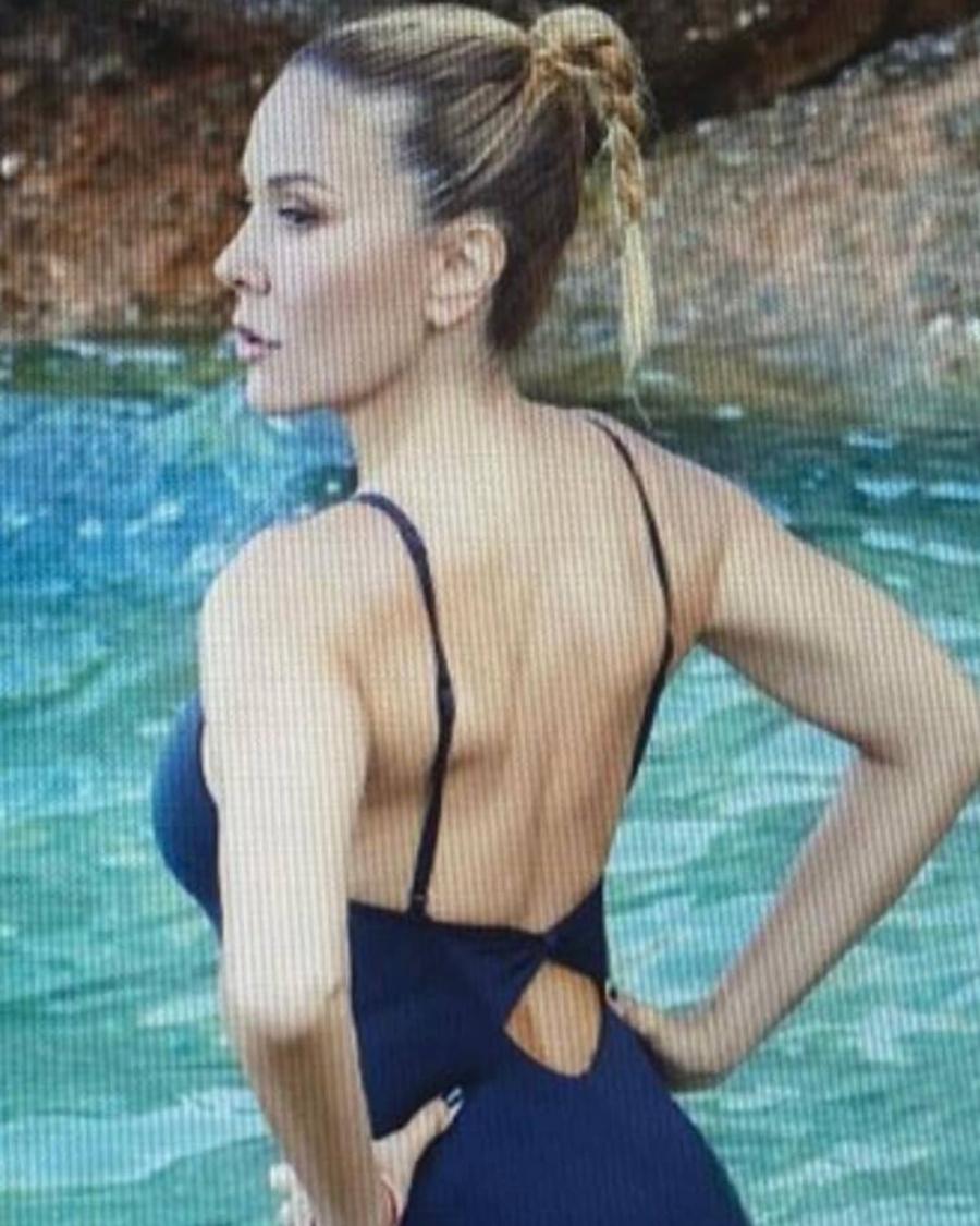 Η Ελληνίδα Τζένιφερ Λόπεζ:Έτσι είναι το σώμα της Χριστίνας Παππά στα 53, με μπικίνι λίγους μήνες πριν γίνει γιαγιά