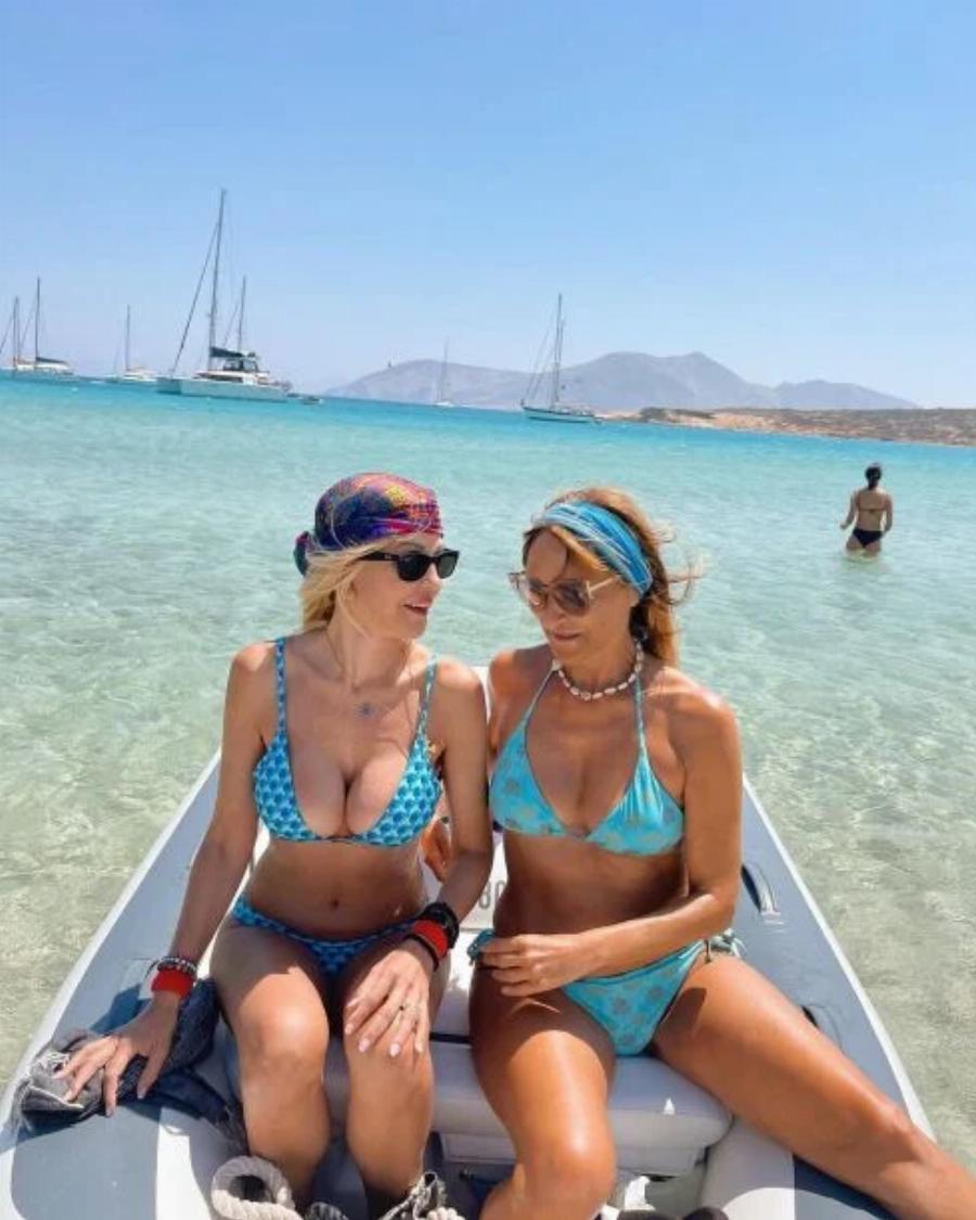 Όλα τα βλέμματα πάνω τους: Μάρα Ζαχαρέα και Έλενα Ράπτη ποζάρουν με ασορτί μπικίνι και χαμογελάνε στη κάμερα